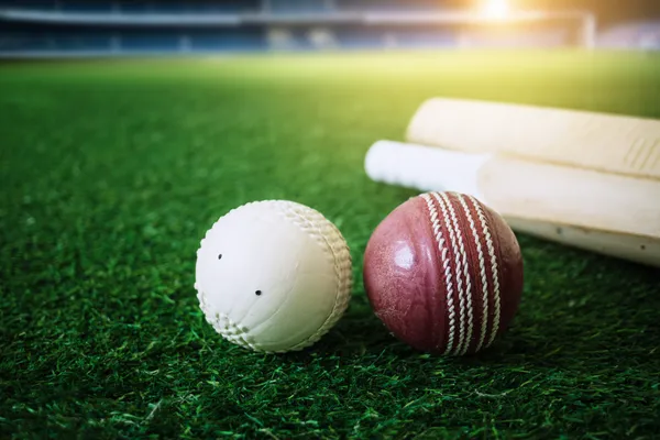 জ্বলজ্বলে রুলেট চাকা ও চারদিকে ছড়িয়ে পড়া চিপস, যা KU9-এ উপলভ্য আকর্ষণীয় লাইভ ও ইনস্ট্যান্ট-উইন গেমগুলোর প্রতীক।