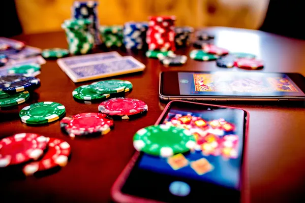 টাক্সেডো পরা একজন প্রফেশনাল ডিলার রুলেট টেবিলে খেলোয়াড়দের স্বাগত জানাচ্ছেন—যা KU9–এর আসল লাইভ ক্যাসিনো অনুভূতিকে প্রকাশ করে।