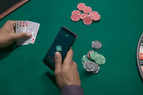 সোনালি কয়েনের ঝর্ণার মধ্যে ঘূর্ণায়মান একটি রুলেট চাকার ক্লোজ-আপ—যা KU9–এ গভীর ক্যাসিনো অ্যাকশনকে তুলে ধরে।