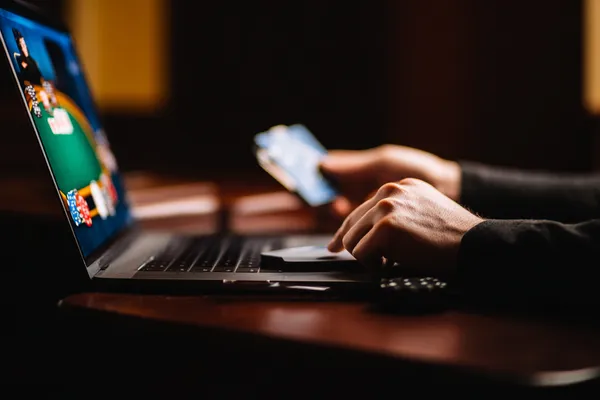 সবুজ বিলাসবহুল গাউন পরা এক নারী অলংকৃত রুলেট চাকার পাশে—যা KU9–এর উচ্চমানের ক্যাসিনো পরিবেশকে প্রকাশ করে।