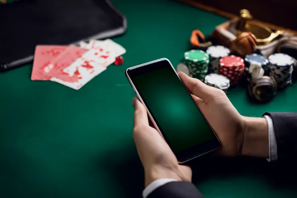 উজ্জ্বল স্লট মেশিনের পাশে হাস্যোজ্জ্বল এক নারী—যা KU9–এর রোমাঞ্চকর স্লট সংগ্রহকে উপস্থাপন করে।