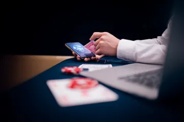 স্বর্ণমুদ্রা পরিবেষ্টিত এক স্লট রিলে জয়ী ‘সেভেন’ প্রতীকের নাটকীয় দৃশ্য—যা বড় জয়ের প্রতীক।